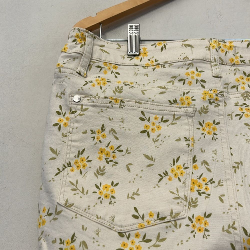 Judy Blue mid rise yellow white floral skinny fit jeans Size 32 New - Picture 9 of 14